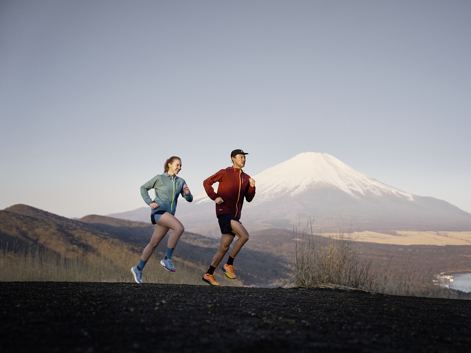 neue-trail-kollektion-mehr-speed-im-gel-nde-der-neue-asics-fuji-speed